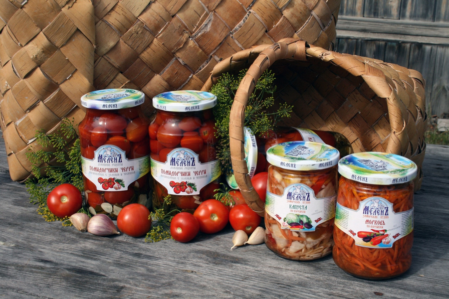 овощные консервы. банки с заготовками. воссоздание памятников архитектуры. объекты деревянного зодчества. консервация город.
