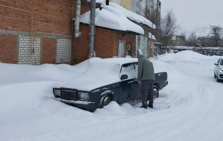 Иллюстрация: автомобиль в сугробе