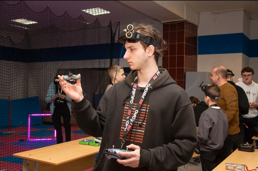 Полетная зона с препятствиями на соревнованиях по дрон-рейсингу