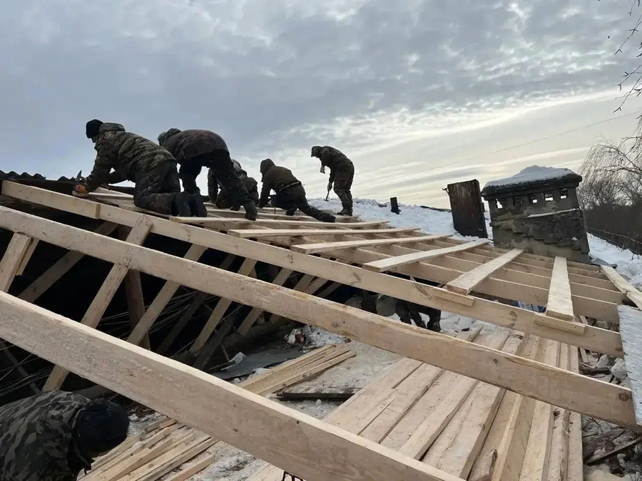 Восстановление крыши в одном из домов Владимирской области