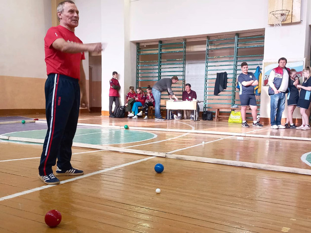 В некоторой спортивной. Комус поддержал соревнования для особенных спортсменов. Фото аверенных с их тренером из младшей группы.