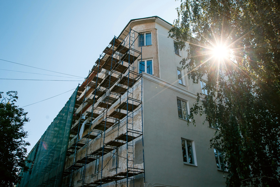 новый многоэтажный дом. капремонт владимирская. на крыше городских домов. капремонт. крышу делают егорьевск ул владимирская кап ремонт.