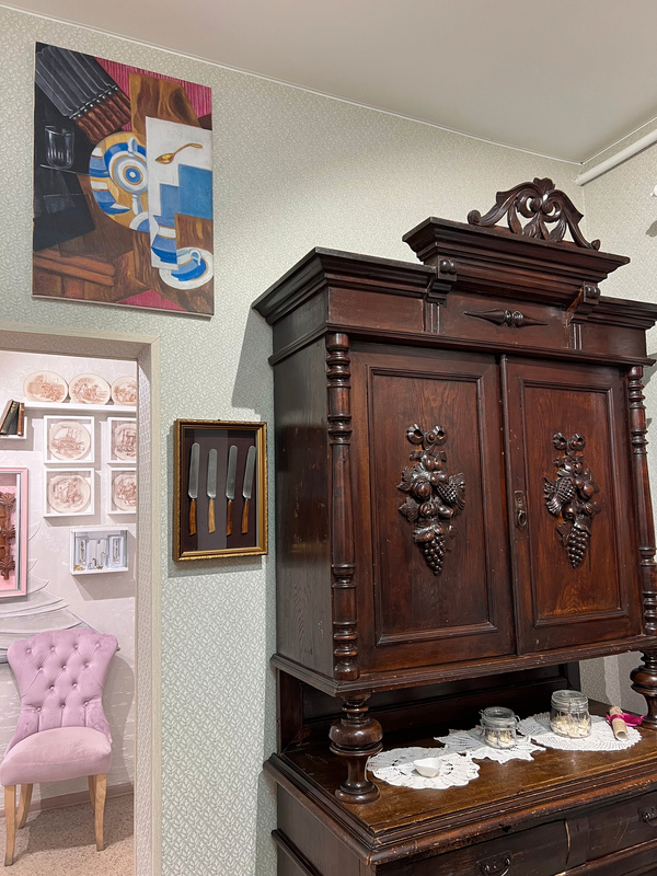 Копия картины Ольги Розановой «Буфет с посудой» в экспозиции музея