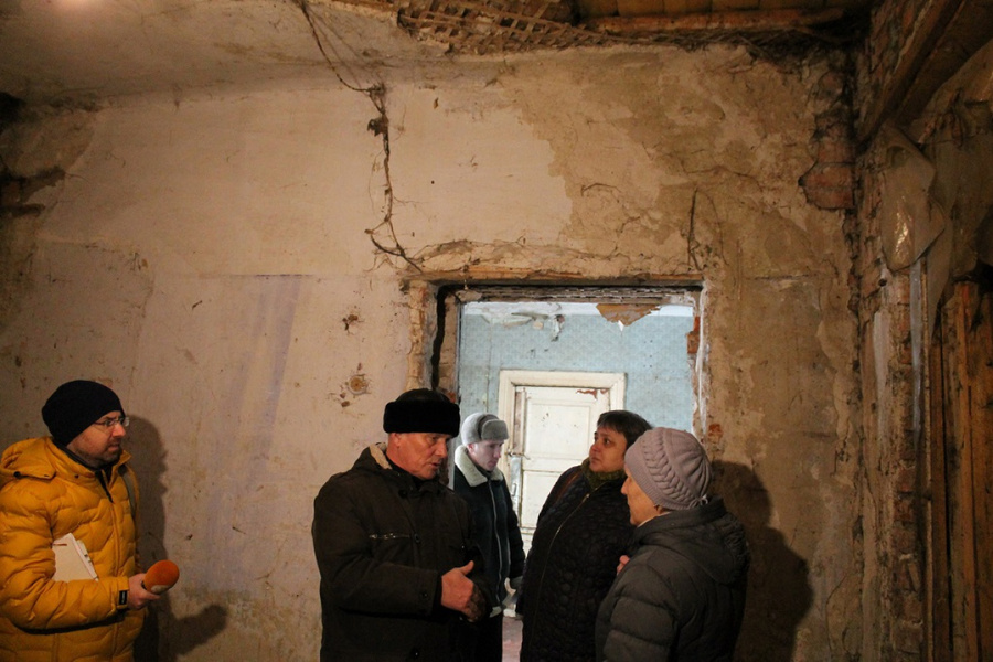 Боровск аварийное жилье. Расселить жильцов. Аварийный дом во Владимире. Переселение из аварийного жилья Крым. Фото человек находиться в стороне аварийного дома.