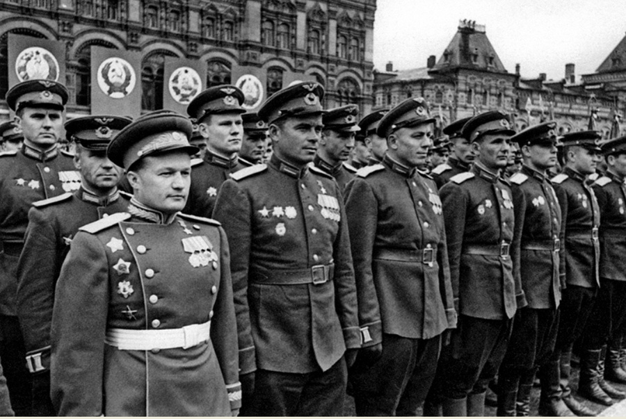 Фото с парада 9 мая 1945 года