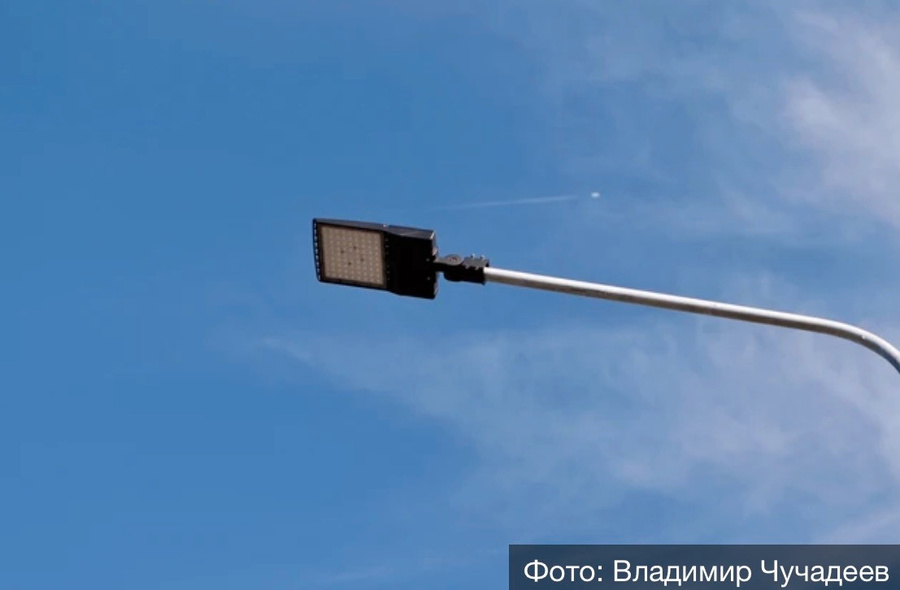 Дорога с опорами освещения в вечернее время