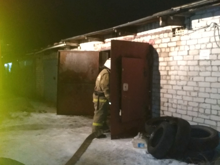 заперли в гараже и подожгли