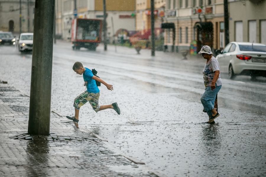 дети под зонтом. дождливый сочи. куда пойти в адлере в дождь с детьми. дождик в москве. куда пойти с ребенком в дождь.