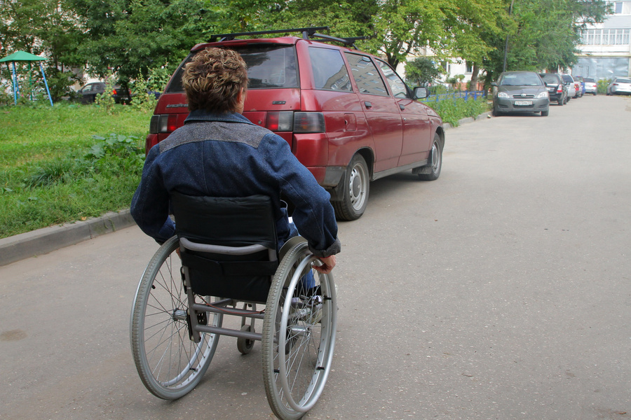 Десять тысяч инвалидам. Человек в инвалидной коляске. Десять тысяч инвалидам. Против инвалидов. Выплаты по уходу за инвалидом.
