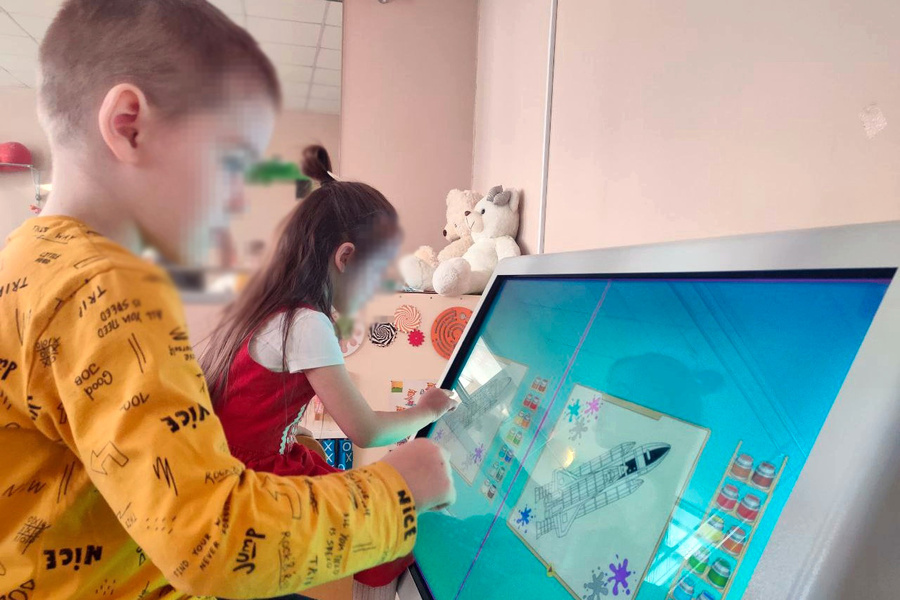 Дети с ОВЗ занимаются с использованием цифровых технологий в реабилитационном центре