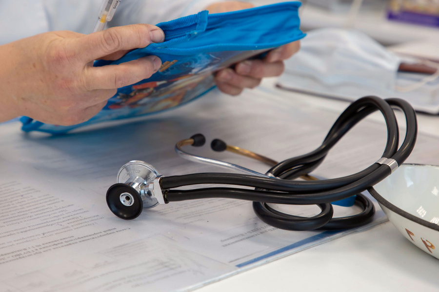 Медицинский работник в защитном костюме