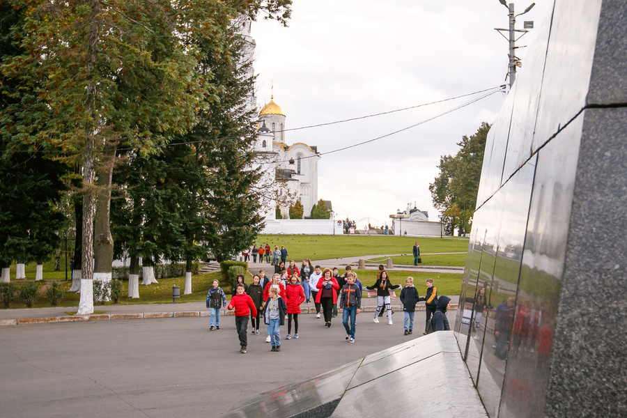 туристы во владимире. туризм во владимире. ород владимир. владимир туристический. потока туристов в муроме.