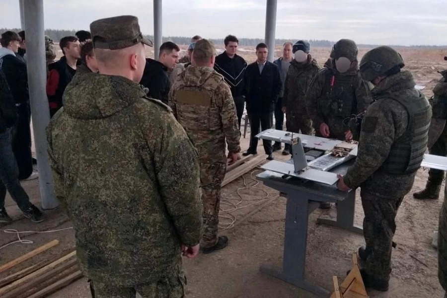 Студенты на экскурсии в учебном центре беспилотных авиационных систем