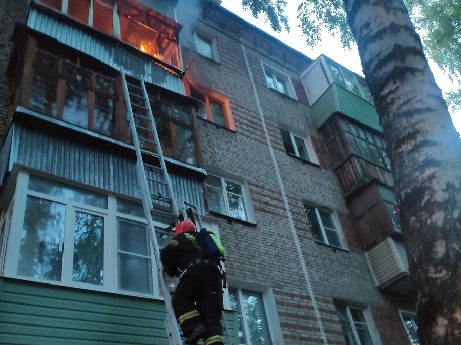 Ковров пожар сегодня. Пожар в Коврове Подлесная. Пожар в Коврове сейчас Подлесная. Пожарный балкон в многоквартирном доме. Пожар в квартире.