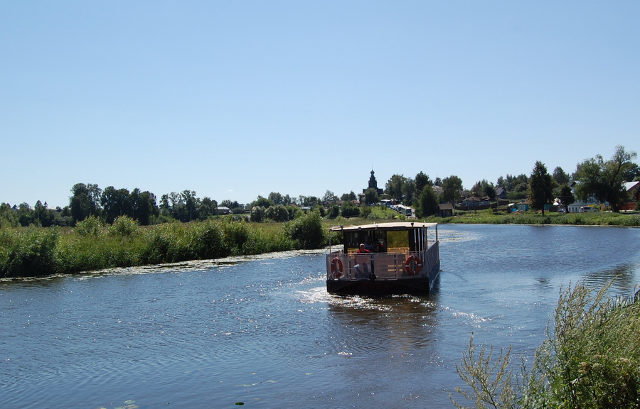 Суздаль водный трамвайчик. Речной трамвайчик суздаль. Ярославль трамвайчик по волге. Речной трамвайчик колибри в суздале. Речные прогулки ярославль.