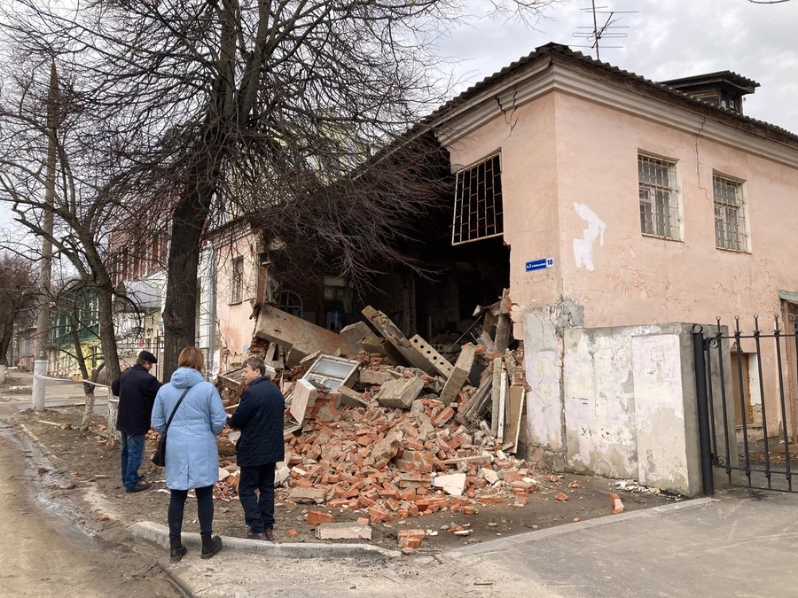 Дом 27.03 2023. Дом в городе. Дом рушится. Двухэтажный дом в городе. Завал.